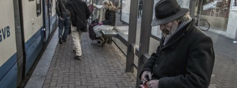 Sans-abri Sans-abri sur le quai d'une gare