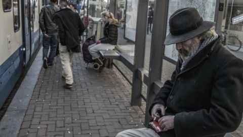 Sans-abri sur le quai d'une gare