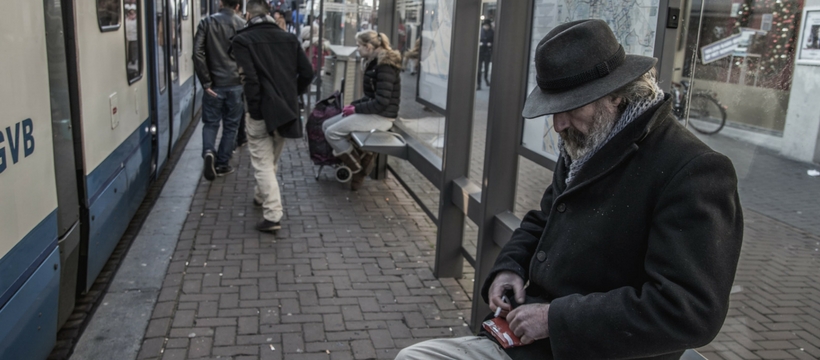 Sans-abri Sans-abri sur le quai d'une gare