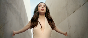 femme entre deux murs