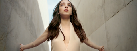 nuxe pub design femme entre deux murs