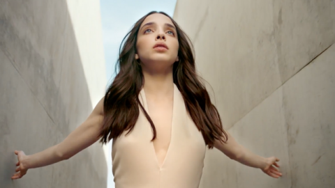 femme entre deux murs