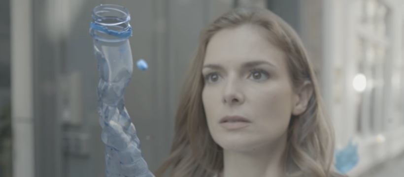 pollution toulouse femme face à une bouteille plastique