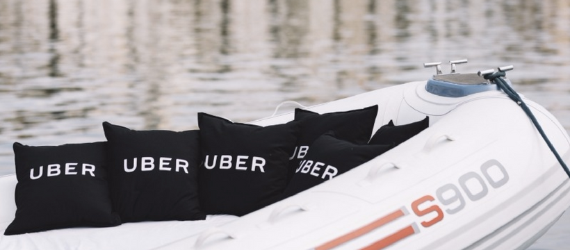 uber boat lancement bateau avec coussins Uber