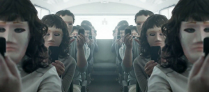 black mirror, passagers d'un bus aux visages masqués braqués sur leurs smartphones