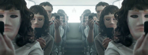 digital detox hyperbulles black mirror, passagers d'un bus aux visages masqués braqués sur leurs smartphones