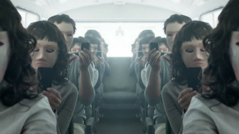 digital detox hyperbulles black mirror, passagers d'un bus aux visages masqués braqués sur leurs smartphones