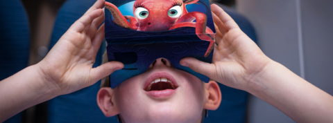 un enfant teste l'eurostar oddyssey avec un casque de réalité virtuelle