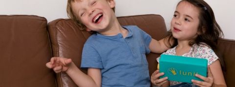 lunii Deux enfants jouent à Lunii