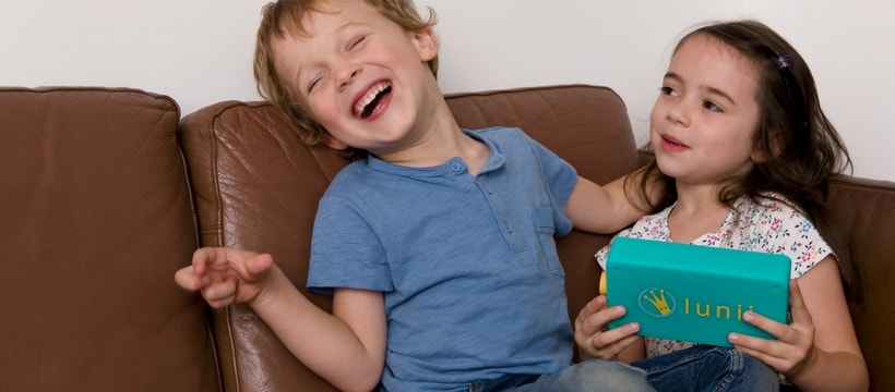 lunii Deux enfants jouent à Lunii