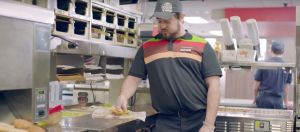 Un employé de Burger King écrase un burger