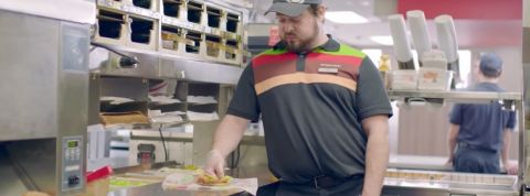 5 news crea burger king Un employé de Burger King écrase un burger
