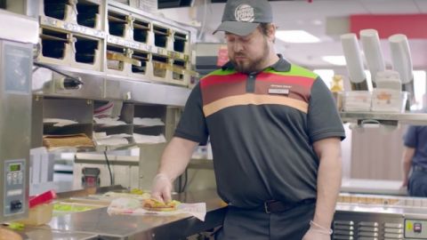 Un employé de Burger King écrase un burger