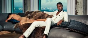 Un homme nu sur un canapé à côté d'une femme de pouvoir