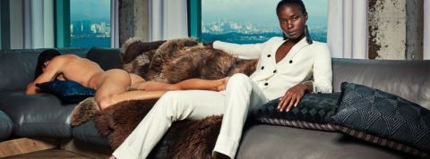 5 news crea suistudio Un homme nu sur un canapé à côté d'une femme de pouvoir