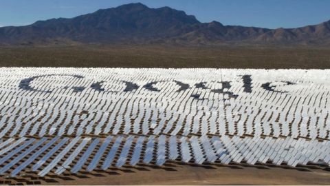 Des panneaux solaires forment le logo de Google