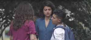 trois femmes discutant