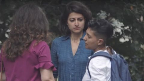 trois femmes discutant