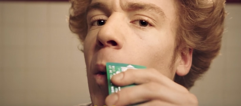 Credit Agricole Un jeune se rase avec une carte bleue