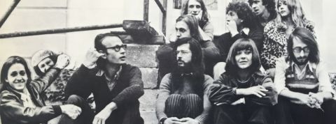 Dany Glander Gosse photo dun groupe de jeune des annees 70 ils sont assis sur des escaliers