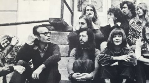 photo dun groupe de jeune des annees 70 ils sont assis sur des escaliers