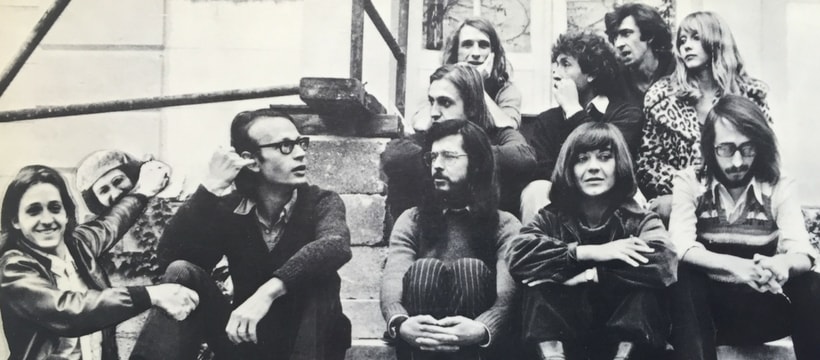Dany Glander Gosse photo dun groupe de jeune des annees 70 ils sont assis sur des escaliers