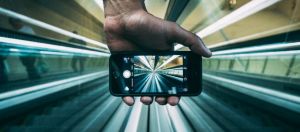 smartphone dans le metro