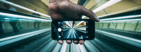 smartphone dans le metro