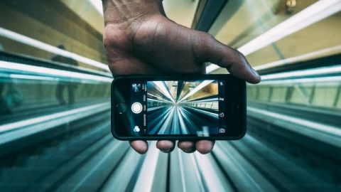 smartphone dans le metro