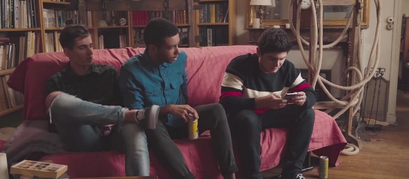 Fanta trois amis assis sur un canape