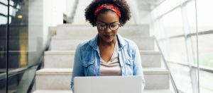 Une jeune femme utilisant un ordinateur