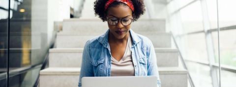 femmes tech Une jeune femme utilisant un ordinateur