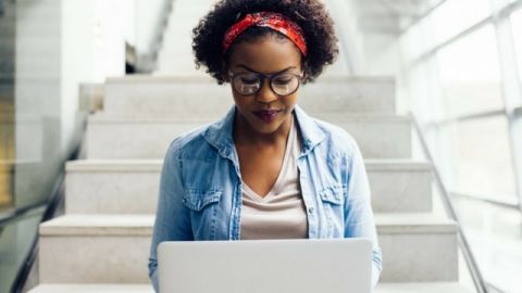 Une jeune femme utilisant un ordinateur