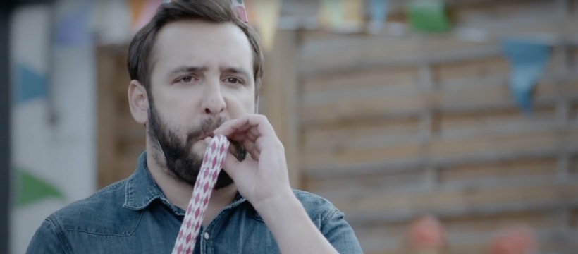 Golden Moustache homme à un anniversaire