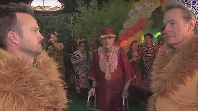 bryan cranston et aaron paul en costume de lion