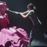 femme detruisant une statue de femme clichee