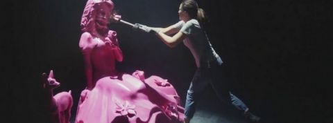 Hornbach pub femme detruisant une statue de femme clichee