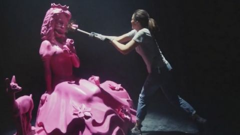 femme detruisant une statue de femme clichee