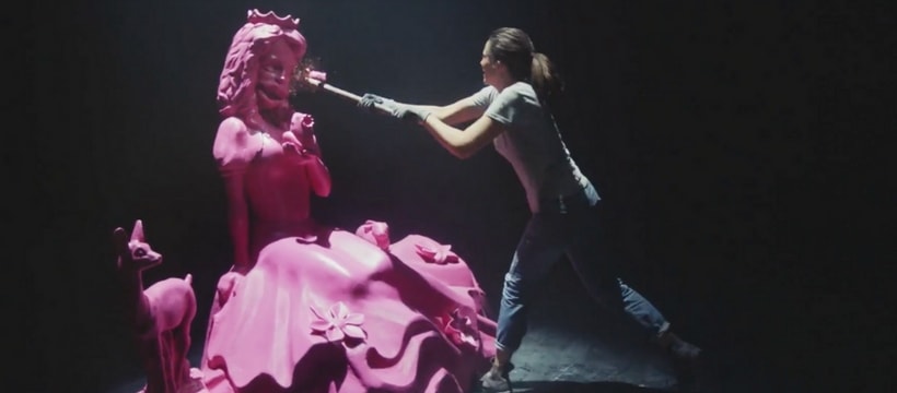 Hornbach pub femme detruisant une statue de femme clichee