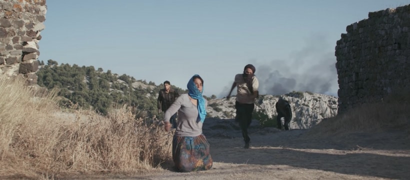 La Cimade Josiane femme a genoux et hommes qui courent
