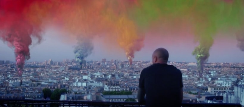 Nextdoor paris qui envoie de la fumee coloree