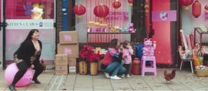 femme qui saute avec un ballon counce chat chinois et enfant