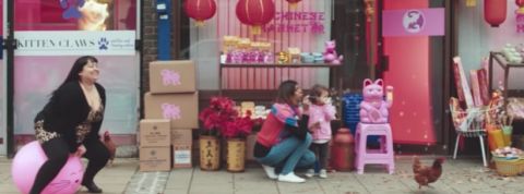 Pink Kitten femme qui saute avec un ballon counce chat chinois et enfant