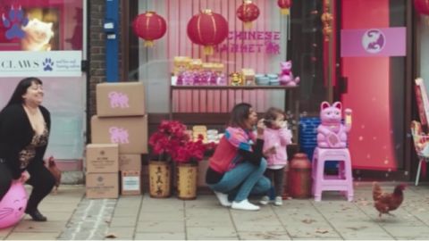 femme qui saute avec un ballon counce chat chinois et enfant
