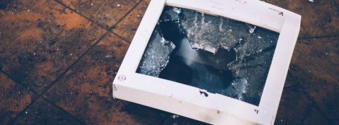 pollution tech un ordinateur cassé