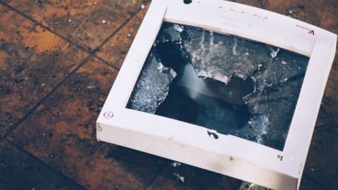 pollution tech un ordinateur cassé