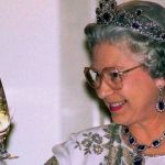 la reine elizabeth boit un verre