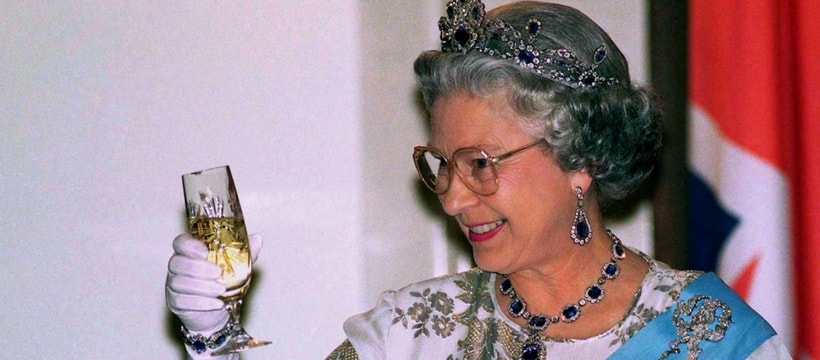 Queen Elizabeth drinking la reine elizabeth boit un verre