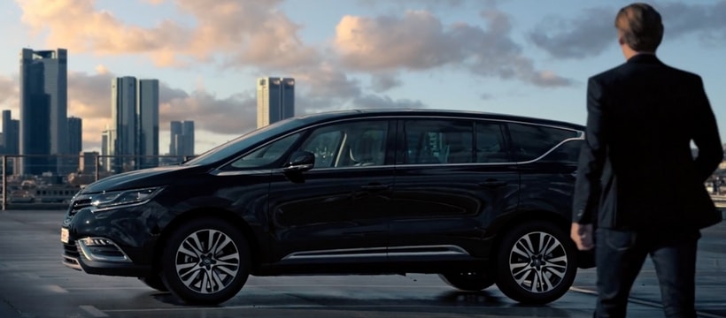 Renault We Are Social homme qui marche vers sa voiture