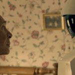 Un vieil homme et un robot se regardent